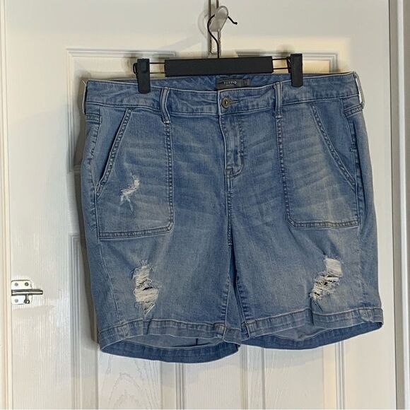 Torrid Distressed Jean Shorts Size 18 - Picture 1 of 9
